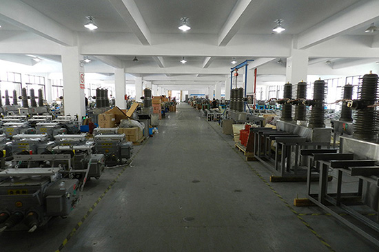 溫度及濕度對高壓SF6斷路器中微量水分影響